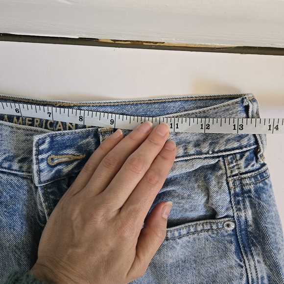 AE Mom jeans distressed acid wash light wash retro 90s y2k jeans size 2/ 27 - Picture 6 of 9